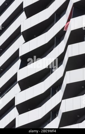 Wien, Vienna: Balconi vuoti continui dettaglio, 1 ombrellone, struttura semplice, balcone, alta costruzione di appartamenti City Gate, nel 22. Donaustadt, Wie Foto Stock
