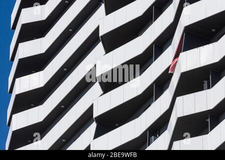 Wien, Vienna: Balconi vuoti continui dettaglio, 1 ombrellone, struttura semplice, balcone, alta costruzione di appartamenti City Gate, nel 22. Donaustadt, Wie Foto Stock