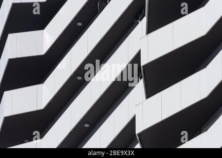 Wien, Vienna: Balconi vuoti continui dettaglio, struttura semplice, balcone, City Gate alto edificio di appartamenti, nel 22. Donaustadt, Vienna, Austria Foto Stock