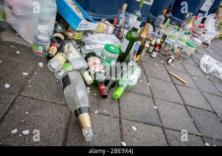 13 aprile 2020, Hessen, Francoforte sul meno: Numerose bottiglie e vasetti di conservazione si trovano di fronte a un contenitore di raccolta già riempito per il riciclaggio del vetro nel quartiere Nordend di Francoforte. Foto: Frank Rumpenhorst/dpa Foto Stock