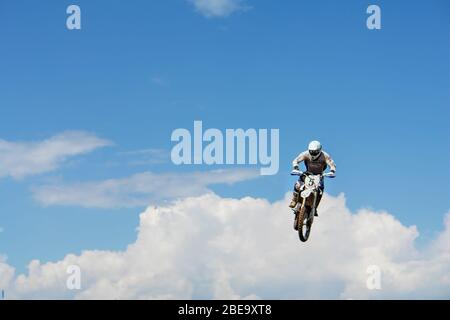 Chapaevsk, regione di Samara, Russia - 09 luglio 2013: Moto in volo contro il cielo blu. Il biker fa un salto. Salto di un motociclista Foto Stock