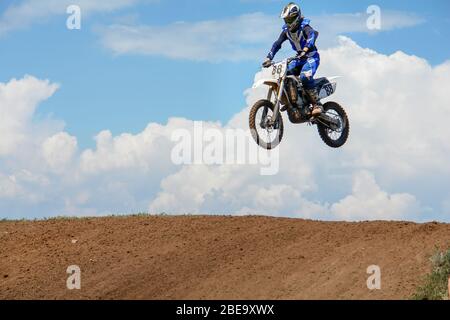 Chapaevsk, regione di Samara, Russia - 09 luglio 2013: Moto in volo contro il cielo blu. Il biker fa un salto. Salto di un motociclista Foto Stock