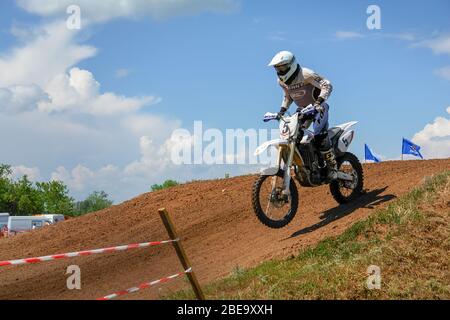 Chapaevsk, regione di Samara, Russia - 09 luglio 2013: Moto in volo contro il cielo blu. Il biker fa un salto. Salto di un motociclista Foto Stock