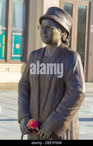 Rosa Parks statua a Montgomery Alabama con il Campidoglio dello Stato dell'Alabama sullo sfondo. Foto Stock