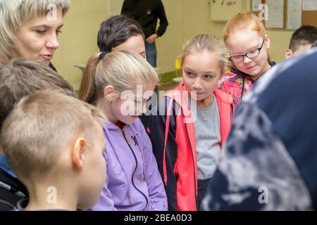 Chapaevsk, regione di Samara, Russia - 16 novembre 2018: Scuola elementare nella città di Chapaevsk. Scuola elementare bambini alla mostra nella sala del s. Foto Stock