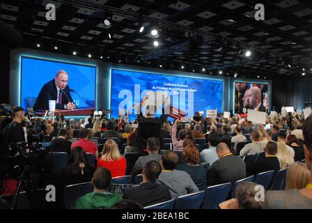 Giornalisti e media partecipano alla conferenza stampa annuale del Presidente della Federazione russa Vladimir Putin al World Trade Center Foto Stock