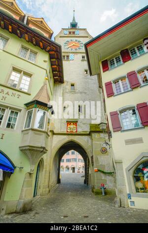 Vista sulla torre dell'orologio di Zytturm nella città vecchia di Zug, Svizzera. Foto Stock