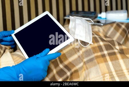 lavoro su divano, durante la pandemia di coronavirus. lavoro da casa concetto, auto isolamento. Foto Stock
