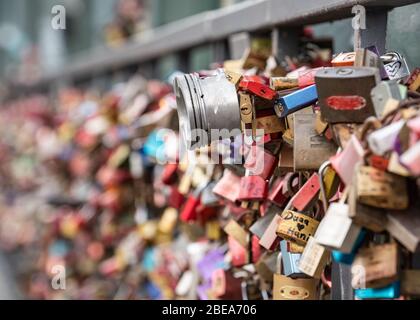 13 aprile 2020, Hessen, Francoforte sul meno: Invece di attaccare un altro lucchetto d'amore alla griglia metallica del ponte di ferro sul meno, una coppia ha attaccato un pistone motore con la biella come giuramento d'amore. Foto: Frank Rumpenhorst/dpa Foto Stock