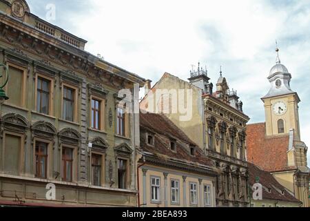 Edifici storici lungo la via Muresenilor nella città vecchia di Brasov, Romania Foto Stock