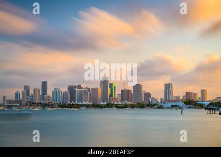 Miami, Florida, Stati Uniti, skyline del centro cittadino da tutta la Biscayne Bay al crepuscolo. Foto Stock