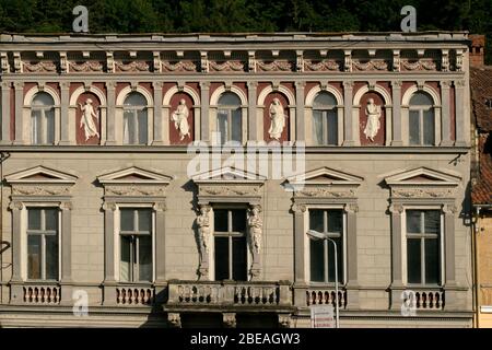 Facciata di edificio storico (l'ex Continental Hotel) nella città vecchia di Brasov, Romania Foto Stock