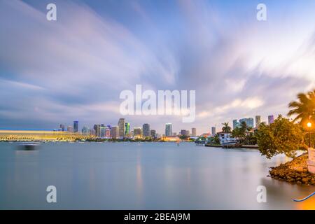 Miami, Florida, Stati Uniti, skyline del centro cittadino da tutta la Biscayne Bay al crepuscolo. Foto Stock
