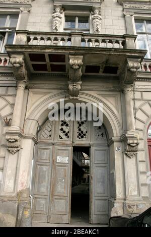 Facciata di edificio storico (l'ex Continental Hotel) nella città vecchia di Brasov, Romania Foto Stock