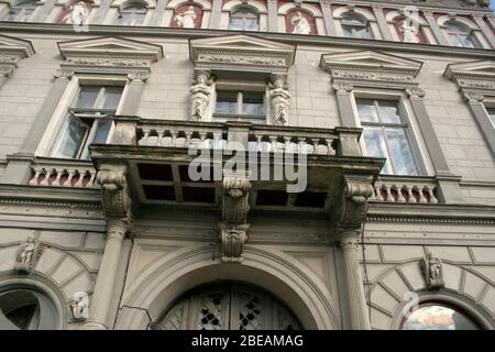 Facciata di edificio storico (l'ex Continental Hotel) nella città vecchia di Brasov, Romania Foto Stock