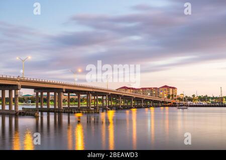 Bradenton, Florida, USA centro sul fiume Manatee al tramonto. Foto Stock