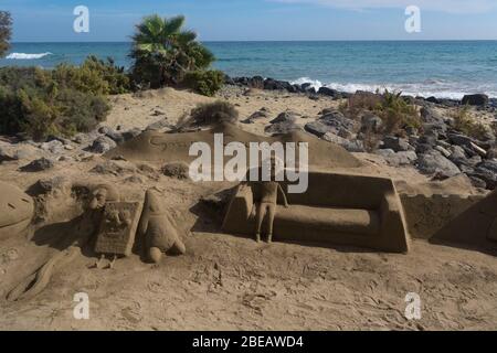 Sculture di sabbia sulla spiaggia di Meloneras, Spagna con iscrizione Gran Canaria Foto Stock