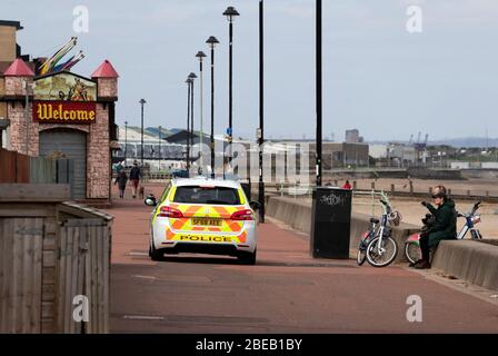 La gente si esercita lungo la passeggiata a Portobello Beach, Edimburgo, mentre il Regno Unito continua a fare il lock-down per contribuire a frenare la diffusione del coronavirus. Foto Stock