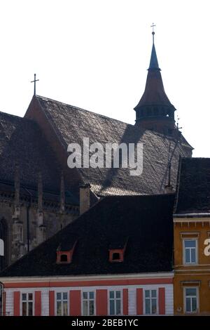 La parte superiore della chiesa nera del XV secolo (Biserica Neagra) nella città vecchia di Brasov, Romania Foto Stock