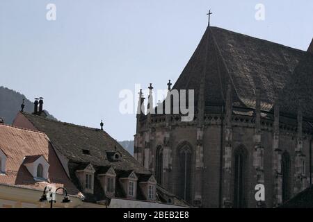 La parte superiore della chiesa nera del XV secolo (Biserica Neagra) nella città vecchia di Brasov, Romania Foto Stock