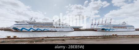 13 aprile 2020, Amburgo: Le navi da crociera AIDAaura (l) e AIDAcara sono ormeggiate al terminal dei traghetti di Steinwerder. Come misura per contenere la pandemia corona, hanno temporaneamente sospeso le loro crociere. Foto: Markus Scholz/dpa Foto Stock