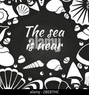 Seashells Chalkboard poster design - il mare è vicino con le silhouette conchiglie. Illustrazione vettoriale Illustrazione Vettoriale