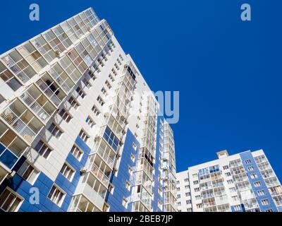 Nuovi edifici di alti edifici contro il cielo blu Foto Stock