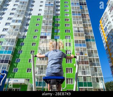 Voronezh, Russia - 29 agosto 2019: La ragazza gioca in palestra nel cortile della casa Foto Stock