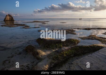 Source d'argent spiaggia bassa marea acqua Oceano Indiano vista coloratissima tramonto Foto Stock