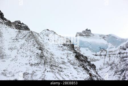 Vista sul Monte Jungfrau da Kleine Scheidegg. Alpi Bernesi, Svizzera, Europa. Foto Stock