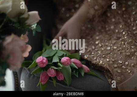 Irriconoscibile sposa tenendo un matrimonio raffinato bouquet di rose e  peonie con eusmoy bianco e tulipani Foto stock - Alamy