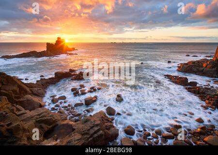 Vista da Land's End che si affaccia sul faro delle navi da diapata Foto Stock