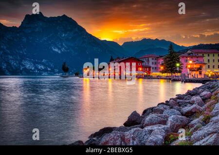 Meta di viaggio molto apprezzata, la passeggiata sul Lago di Garda al tramonto, Trento, Italia Foto Stock