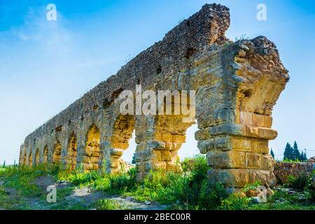 Rovine di un acquedotto romano. Foto Stock