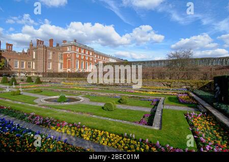 Esterno dell'Hampton Court Royal Palace West London England UK Foto Stock