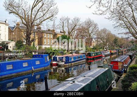 Barche strette ormeggiate lungo il canale Regents a Little Venice Paddington Londra Inghilterra Regno Unito Foto Stock