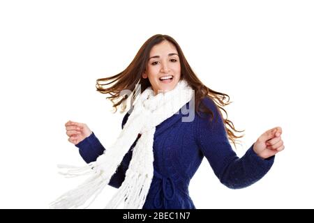 Ridente donna danze con sciarpa in inverno Foto Stock