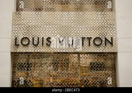 LONDRA- Louis Vuitton store, un buon rivenditore di moda di fascia alta in New Bond Street, nell'esclusivo quartiere di Mayfair. Foto Stock
