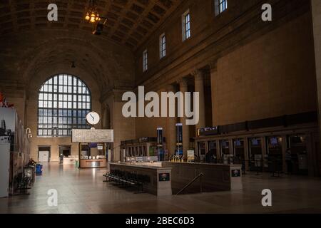 Una Union Station quasi vuota nel centro di Toronto, Canada, 17 marzo 2020. Union Station è il più grande centro di transito di Toronto, ma è stato quasi deserto, a causa del virus Covid-19. Tra le misure di sicurezza dirette a rallentare la diffusione del virus COVID-19, la Provincia dell'Ontario ha dichiarato uno stato di emergenza il 17 marzo 2020. Le nuove norme limiteranno in gran parte le persone che si trovano nei ristoranti e chiuderanno bar, palestre, chiese, tra gli altri. Foto Stock