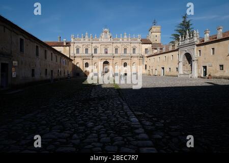 Cortile esterno della certosa di San Lorenzo a Padula, Capania, Italia Foto Stock