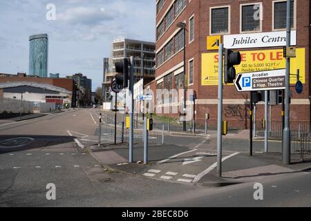 L'atmosfera locale dovuta al blocco di Coronavirus si sente su una strada a livello di strada, come le strade rimangono deserte a Digbeth come la gente osserva il soggiorno a casa consiglio dal governo il 7 aprile 2020 a Birmingham, Inghilterra, Regno Unito. Il coronavirus o Covid-19 è una nuova malattia respiratoria che non è stata osservata precedentemente nell'uomo. Mentre gran parte dell’Europa è stata messa a freno, il governo britannico ha annunciato norme più severe come parte della loro strategia a lungo termine, e in particolare le distanze sociali. Foto Stock
