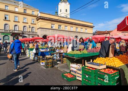 Mercato Dolac, il mercato agricolo più visitato di Zagabria, Croazia Foto Stock