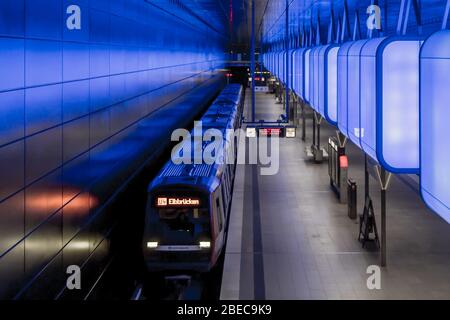 Le luci blu illuminano la stazione della metropolitana U-Bahn di HafenCity Universität ad Amburgo, Germania. Foto Stock