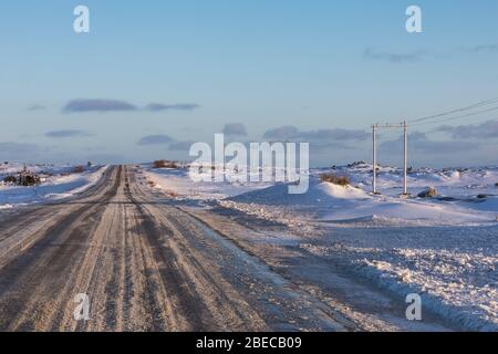 Il paesaggio innevato e ventoso della tundra lungo la Burgeo Highway, Route 480, vicino a Burgeo a Terranova, Canada Foto Stock