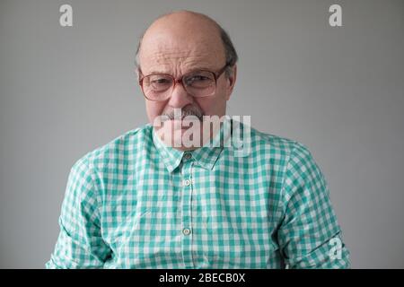 Malato triste uomo hidpsnic in occhiali è stanco di essere sensazione di stress da solo Foto Stock