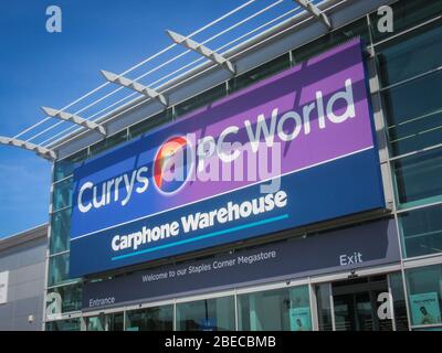 LONDRA - AGOSTO 2018: Currys PC World, una grande azienda britannica di elettronica domestica con molti negozi di alta strada. Segnaletica esterna. Foto Stock