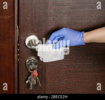 Guanto protettivo in gomma con sportello per la pulizia in microfibra con vetro colorato. Pulizia primaverile anticipata o pulizia regolare. La cameriera pulisce la casa Foto Stock