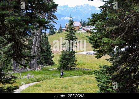 Vista panoramica del centro informatin e delle montagne olimpiche dal sentiero escursionistico sul crinale dell'uragano Foto Stock