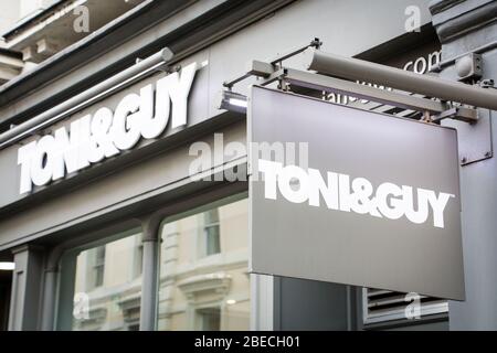 LONDRA - MARZO 2019: La segnaletica della filiale toni & Guy a Covent Garden, una catena britannica di saloni per parrucchieri Foto Stock