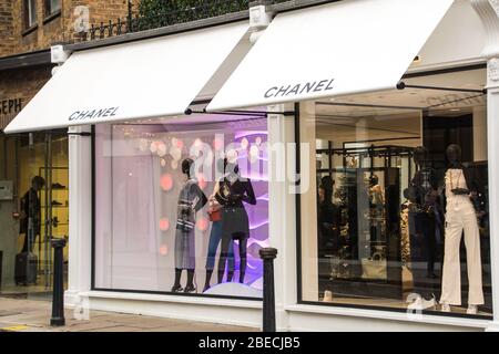 LONDRA - DICEMBRE 2018: Chanel negozio di moda designer su Walton Street a Chelsea & Kensington - un lussuoso marchio di moda francese Foto Stock